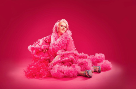 Edinburgh Fringe Review: Round-Up – Lindsay Santoro, John Luke Roberts, Max Fulham, Harriet Dyer, Olivia Atwood - Burns Edinburgh Fringe Review: Round-Up – Lindsay Santoro, John Luke Roberts, Max Fulham, Harriet Dyer, Olivia Atwood - Burns